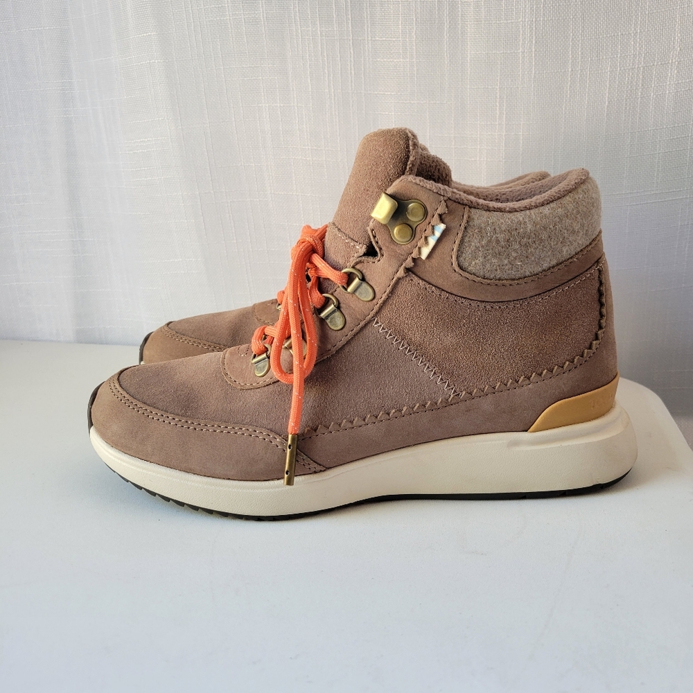 TOMS women's Cascada waterproof Nubuck suede taupe shoes size 6